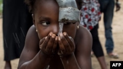 Un puits foré en banlieue de Kinshasa pour que les femmes et filles n'aient pas à parcourir de longues distances pour atteindre une rivière polluée, 7 mars 2015. La co-lauréate du prix L'Oréal-Unesco 2021 Catherine Ngila a développé un procédé pour traiter les eaux polluées.(AFP)