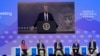 La gente sigue un discurso virtual del presidente estadounidense Donald Trump en la Reunión Anual del Foro Económico Mundial en Davos, Suiza, el jueves 23 de enero de 2025. (Foto AP/Markus Schreiber)