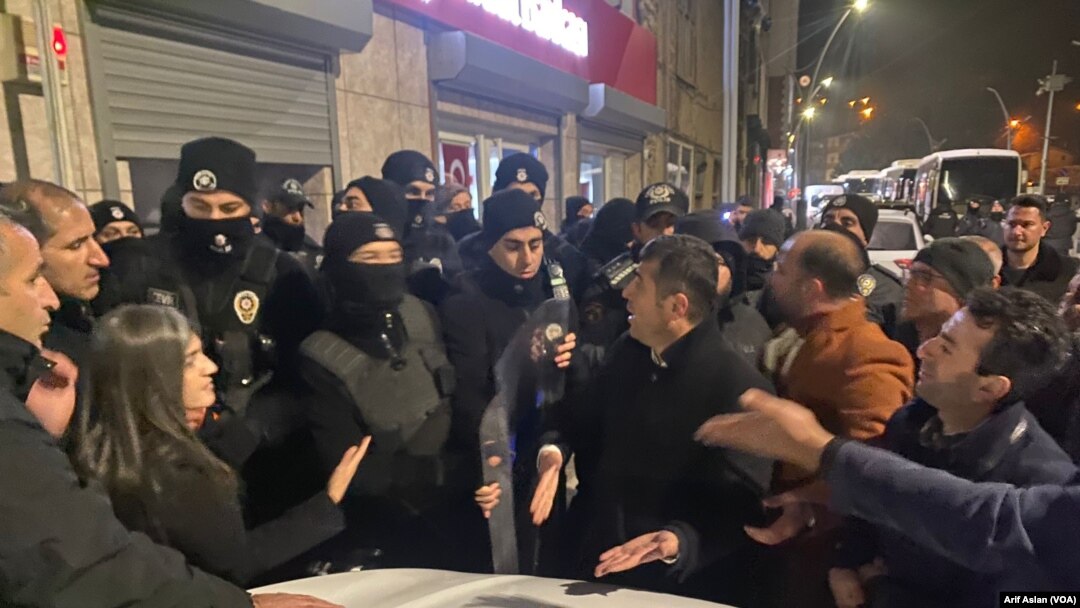 Hevbajarvanê Miksê Ayvaz Hazir ji alîyê polîsan ve tê asteng kirin daku nekeve bajarvanîyê 