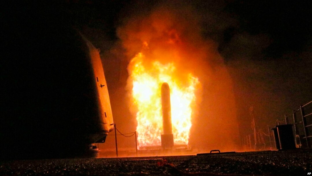 Gambar yang dirilis Angkatan Laut AS memperlihatkan kapal penjelajah peluru kendali, USS Monterey, menembakkan rudal serangan darat Tomahawk, pada 14 April 2018, sebagai bagian serangan militer untuk merespon penggunaan senjata kimira oleh Suriah.