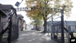 Pintu masuk ke bekas kamp tahanan Nazi-Jerman di Auschwitz-Birkenau di Oswiecim, Polandia (foto: ilustrasi). 