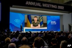 Presiden Ukraina Volodymyr Zelenskyy berpidato dari Kyiv, dalam Forum Ekonomi Dunia di Davos, Swiss, Senin, 23 Mei 2022. (AP Photo/Markus Schreiber)