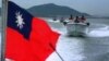 Kapal cepat militer yang mengibarkan bendera Taiwan pada 16 Juli berpatroli di perairan di sekitar pos pertahanan garis depan Taiwan, Pulau Jinmen, yang terletak hanya beberapa kilometer dari China. (Foto: Reuters)
