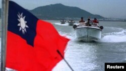 Kapal cepat militer yang mengibarkan bendera Taiwan pada 16 Juli berpatroli di perairan di sekitar pos pertahanan garis depan Taiwan, Pulau Jinmen, yang terletak hanya beberapa kilometer dari China. (Foto: Reuters)
