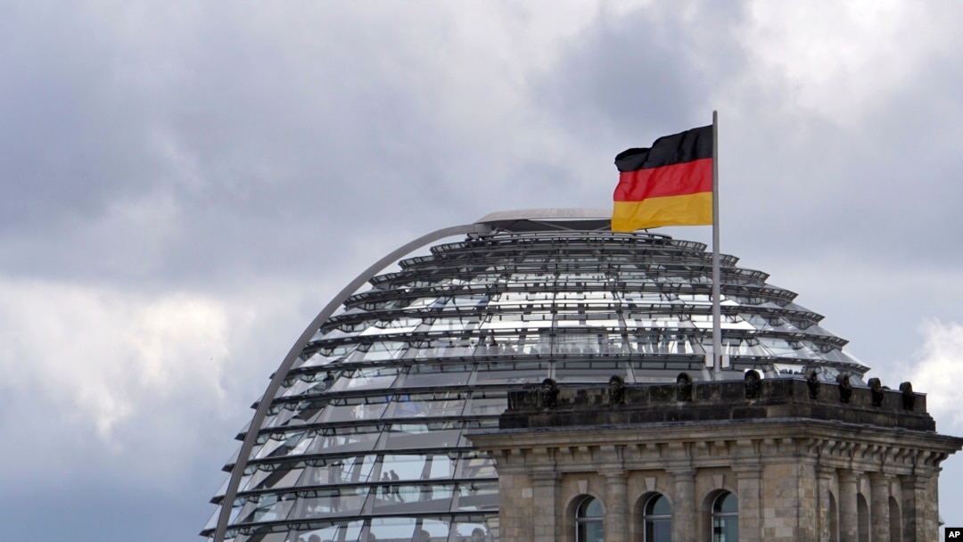 Bendera nasional Jerman berkibar di atas gedung Reichstag, kantor parlemen Federal Jerman (Bundestag), di Berlin, Jerman, 26 April, 2018. (Foto: dok).