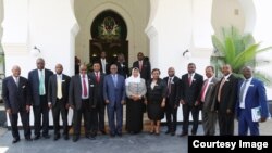 Mdhibiti na Mkaguzi Mkuu wa Hesabu za Serikali (CAG) Mussa Assad akiwa na timu yake ya wakaguzi na Rais Magufuli, Waziri Mkuu Majaliwa na Makamu wa Rais Samia Suluhu, Januari 2019.