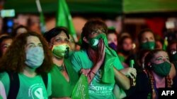 Activistas a favor del aborto esperan el resultado de un proyecto de ley del Senado para legalizar el aborto fuera del Congreso en Buenos Aires, el 30 de diciembre de 2020.