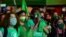 Activistas a favor del aborto esperan el resultado de un proyecto de ley del Senado para legalizar el aborto fuera del Congreso en Buenos Aires, el 30 de diciembre de 2020.