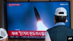 한국 서울역 대기실에 설치된 TV에 북한의 미사일 발사 관련 속보가 나오고 있다. (자료사진)