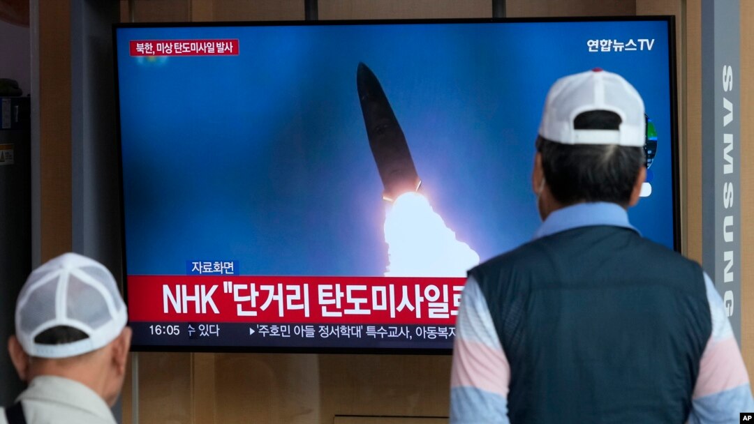 17일 한국 서울역에 설치된 TV에서 북한 탄도미사일 발사 관련 보도가 나오고 있다.