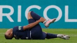 Kylian Mbappe se tord de douleur après une blessure lors de la finale de la Coupe de France entre le PSG et l'AS Saint-Etienne, France, le 24 juillet 2020.