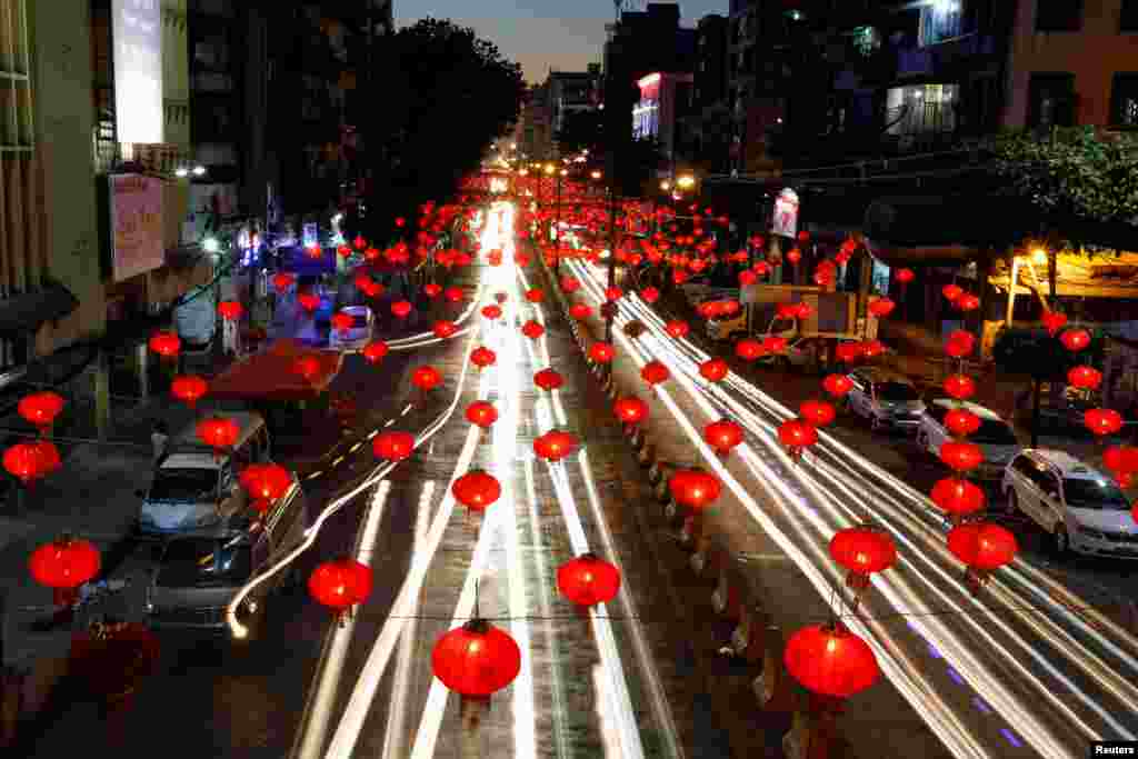 Jalanan di Yangon, Myanmar, dihiasi lampion China menyambut Tahun Baru Imlek (25/1). (Reuters/Soe Zeya Tun)