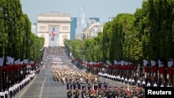 Parade militer tahunan dalam rangka memperingati Hari Bastille di jalan Champs-Elysees, Paris, Prancis, 14 Juli 2022. (REUTERS/Sarah Meyssonnier)