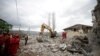 Personal de emergencia buscan entre escombros de edifices colapsados el 26 de noviembre de 2019 en Thumanae, Albania.
Emergency personnel stand on debris of collapsed and damaged buildings following Tuesday's powerful earthquake in Thumane, Albania, 