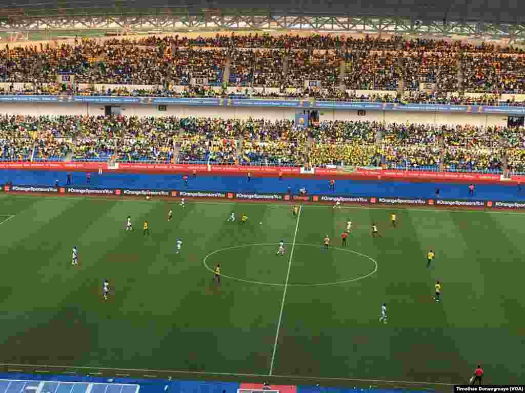 Le match Gabon-Burkina en cours au stade de Libreville, au Gabon, le 18 janvier 2017. (VOA/Timothee Donangmaye)