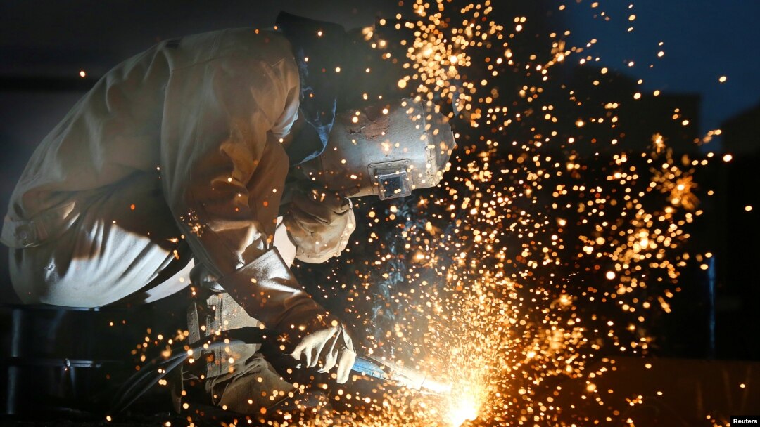 江苏省南通一个船舶设备厂的工人在生产线上工作。(2020年3月2日)