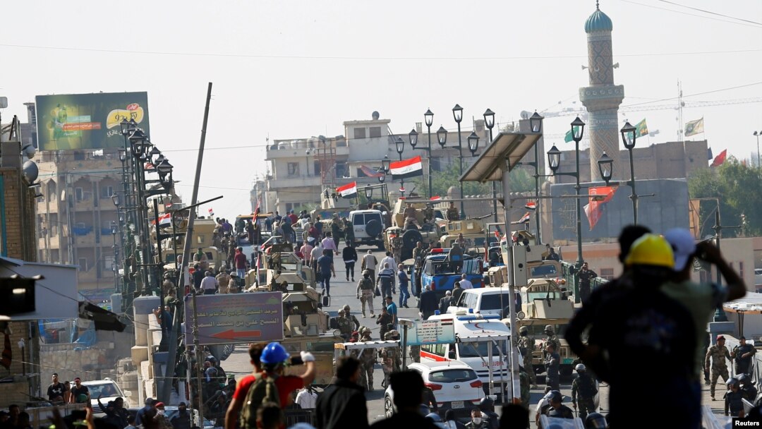 Aksi unjuk rasa antipemerintah terus berlangsung di Baghdad, Irak, 6 November 2019. 
