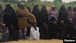 Le groupe des 82 filles de Chibok attendent d'être libérées en échange de commandants de Boko Haram, près de Kumshe, Nigeria, le 6 mai 2017.