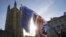 Demonstrant maše zastavama Evropske unije i Velike Britanije ispred britanskog parlamenta (Foto: AP/Tim Ireland) 