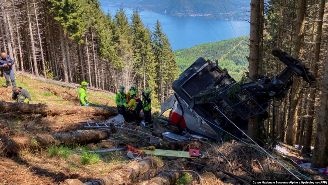 Sebuah foto yang diambil dan dibagikan pada 23 Mei 2021 oleh The Italian National Alpine and Speleological Rescue Corps menunjukkan sebuah kereta gantung yang jatuh ke tanah di kota resor Stresa di tepi Danau Maggiore di wilayah Piedmont, Italia.