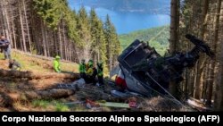 Sebuah foto yang diambil dan dibagikan pada 23 Mei 2021 oleh The Italian National Alpine and Speleological Rescue Corps menunjukkan sebuah kereta gantung yang jatuh ke tanah di kota resor Stresa di tepi Danau Maggiore di wilayah Piedmont, Italia.