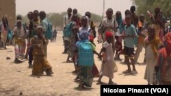 Des enfants à la sortie de l'école à Bosso dans la région de Diffa, Niger, le 19 avril 2017 (VOA/Nicolas Pinault)