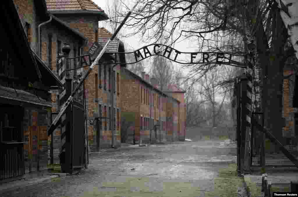 폴랜드 오시비엥침에 있는 독일 나치의 아우슈비츠 강제 수용소 정문. 아우슈비츠 수용소의 유대인 해방 76주년 기념 행사가 신종 코로나바이러스로 인해 온라인으로 진행됐다. 