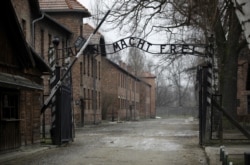 폴란드 오시비엥침에 있는 독일 나치의 아우슈비츠 강제 수용소 정문. 아우슈비츠 수용소의 유대인 해방 76주년 기념 행사가 지난 27일 신종 코로나바이러스로 인해 온라인으로 진행됐다.