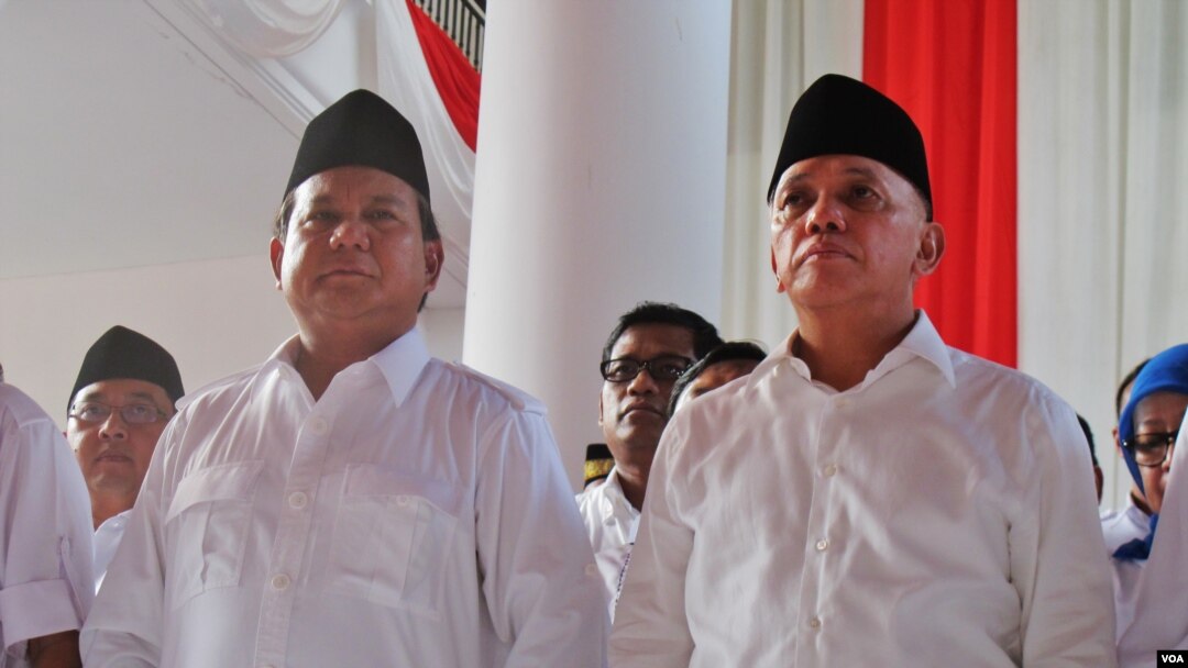 Prabowo Subianto dan Hatta Rajasa saat akan mendaftarkan diri ke Komisi Pemilihan Umum (KPU) sebagai calon presiden dan wakil presiden (20/5). (VOA/Fathiyah Wardah).