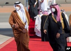 카타르 군주 셰이크 타밈 빈 하마드 알사니가 5일 사우디아라비아의 알 울라에서 열리는 걸프협력회의(GCC) 정상회의에 참석하기 위해 사우디를 방문해 공항에서 무함마드 빈살만 사우디 왕세자의 영접을 받고 있다.