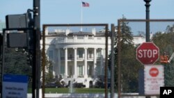 미국 선거가 열리는 3일, 시위 등에 대비해 백악관 주변에 철제 울타리가 추가로 설치됐다.
