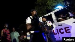 La Policía Nacional de Haití hace guardia durante el Festival de Música de Saint Pierre en Petionville tras la llegada del primer contingente de policía de Kenia como parte de una misión de mantenimiento de la paz, en Puerto Príncipe, Haití, el 25 de junio de 2024.