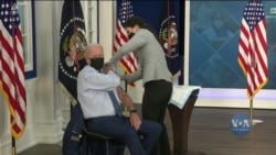 Президент США Джо Байден у понеділок отримав третю дозу вакцини від коронавірусу. Відео