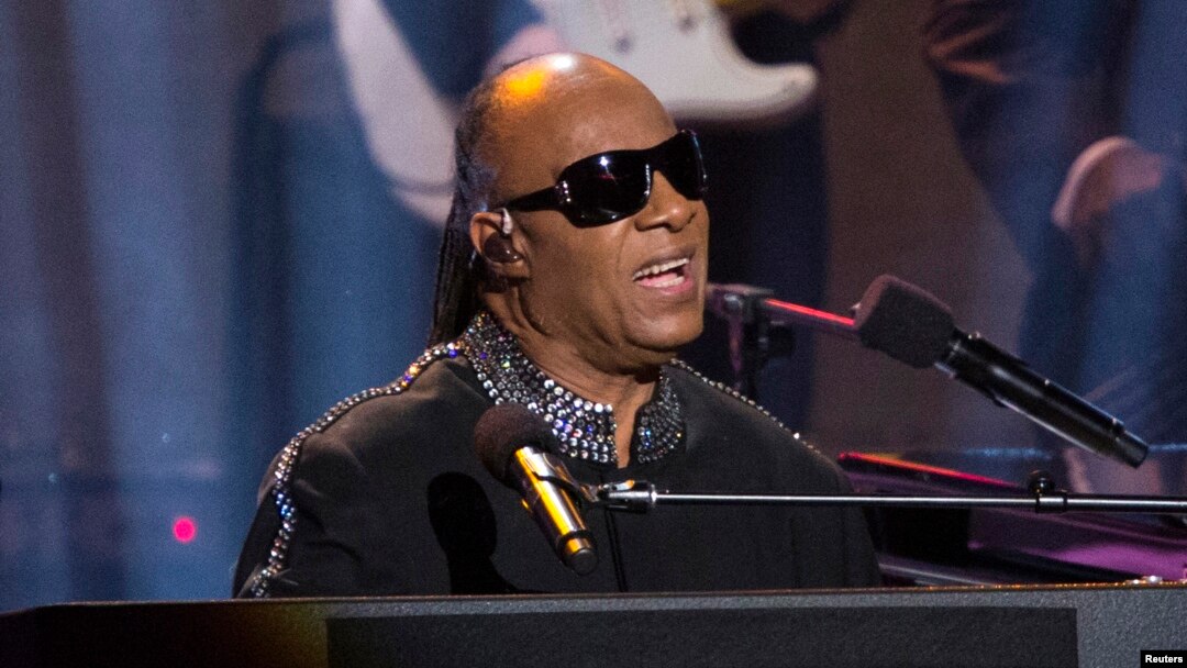 Stevie Wonder junto docenas de estrellas cantaron y pidieron donaciones para afectados por los huracanes Harvey e Irma.