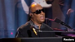 Stevie Wonder junto docenas de estrellas cantaron y pidieron donaciones para afectados por los huracanes Harvey e Irma.