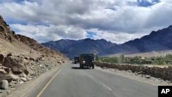 중국과 인도의 히말라야 서부 국경지대 분쟁으로 군사 긴장이 고조되는 가운데 8일 인도군 차량이 라다크 지역에서 이동하고 있다. 