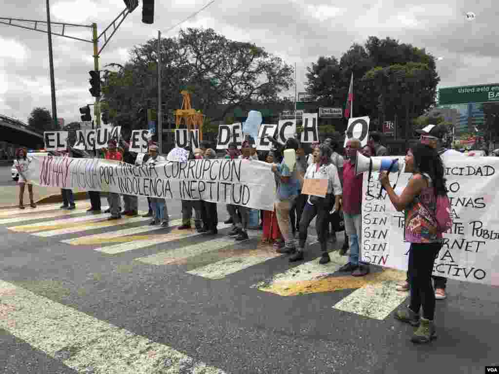 Los venezolanos exigen suplementos básicos como el agua, que señalan es "un derecho". 