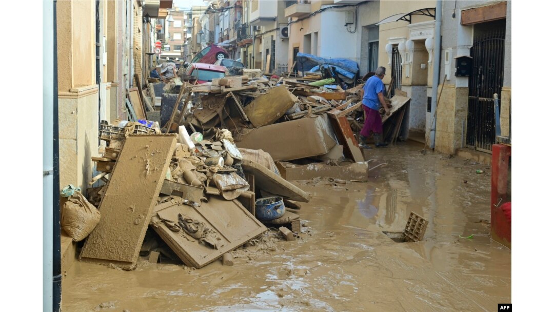 Stanovnici pokušavaju da očiste svoje kuće u gradu Alfafaf, Španija, 29. oktobar, 2024. (Foto: AFP /Jose Jordan)