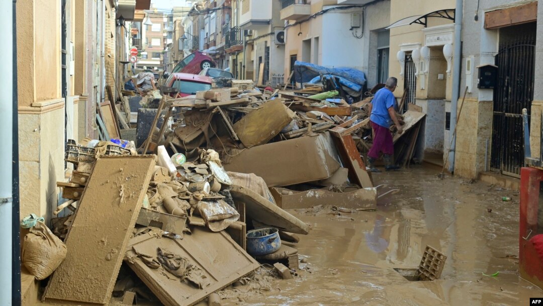 Stanovnici pokušavaju da očiste svoje kuće u gradu Alfafaf, Španija, 29. oktobar, 2024. (Foto: AFP /Jose Jordan)