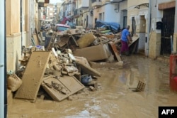 Stanovnici pokušavaju da očiste svoje kuće u gradu Alfafaf, Španija, 29. oktobar, 2024. (Foto: AFP /Jose Jordan)