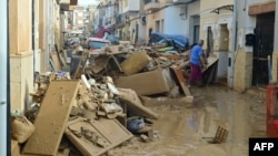 Stanovnici pokušavaju da očiste svoje kuće u gradu Alfafaf, Španija, 29. oktobar, 2024. (Foto: AFP /Jose Jordan)