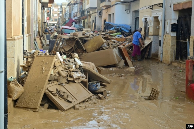 Stanovnici pokušavaju da očiste svoje kuće u gradu Alfafaf, Španija, 29. oktobar, 2024. (Foto: AFP /Jose Jordan)