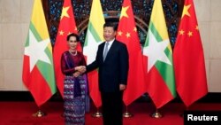 Cố vấn Quốc gia Myanmar Aung San Suu Kyi và Chủ tịch nước Trung Quốc Tập Cận Bình ở Bắc Kinh, 19/8/2016.