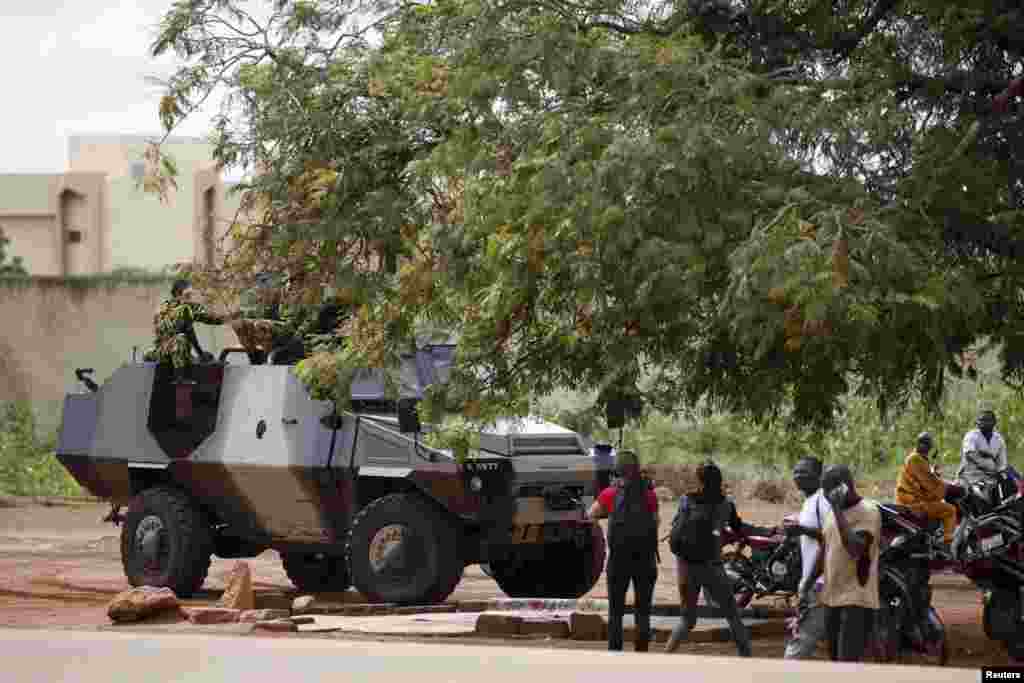 Presidential guard soldiers charge protesters and journalists at Laico hotel in Ouagadougou, Burkina Faso, September 20, 2015. Pro-coup demonstrators in Burkina Faso on Sunday invaded the hotel due to host talks aimed at hammering out the details of a dea