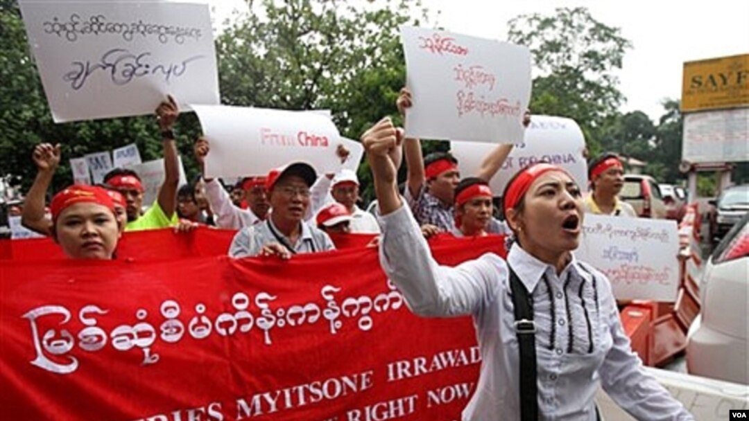 Warga etnis Kachin di Malaysia melakukan unjuk rasa menentang pembangunan waduk Myitsone di depan Kedubes Birma di Kuala Lumpur (22/9).