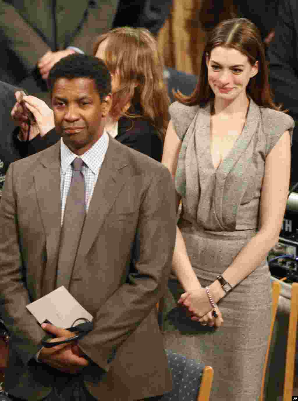 荷里活影星丹澤爾&middot;華盛頓(Denzel Washington)和安妮&middot;海瑟威(Anne Hathaway)參加諾貝爾和平獎為劉曉波頒獎典禮（2010年12月10日）。他們將主持第二天的諾貝爾和平獎音樂會。