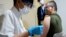 Chích mũi tăng cường vaccine Covid-19 của Moderna cho cư dân địa phương tại một trung tâm tiêm chủng ở Tokyo do Lực lượng phòng vệ Nhật Bản điều hành (ảnh chụp ngày 31/1/2022).