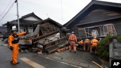 Rescatistas trabajaban este miércoles en casas que colapsaron tras una serie de terremotos en la costa oeste de Japón. La localidad de Suzu, prefatura de Ishikawa, fue la más afectada. 