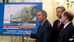 Los senadores Lindsey Graham y Chris Coon encabezan el esfuerzo para aumentar la ayuda militar a Israel.