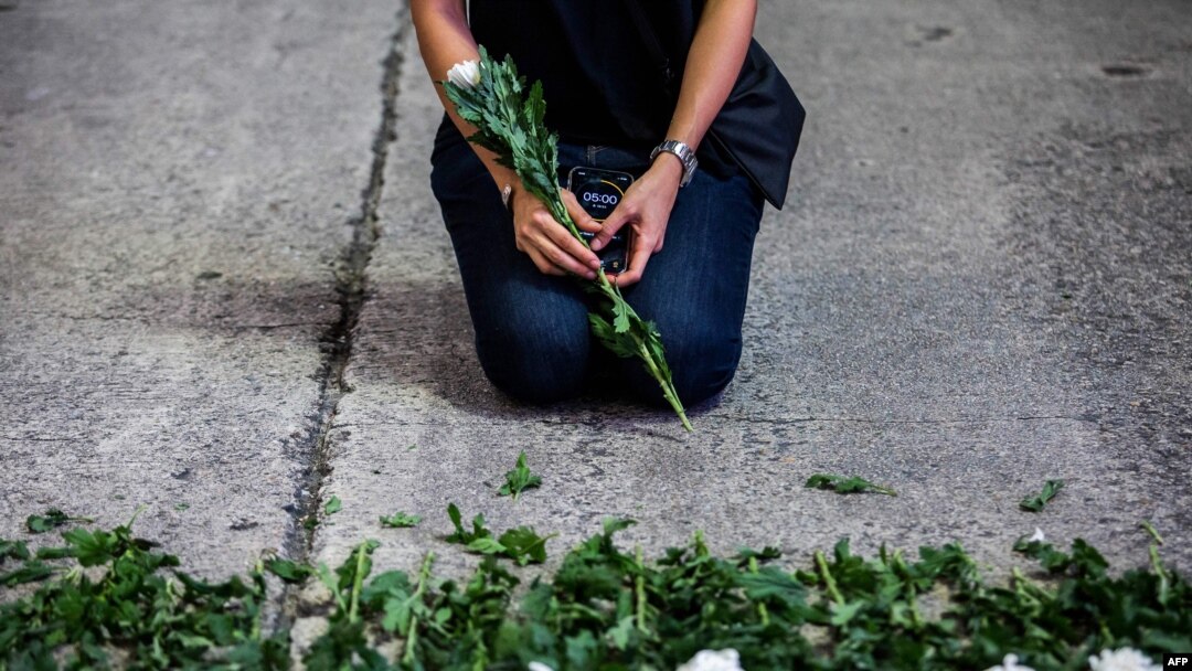 Seorang pekerja seni menampilkan pertunjukkan di distrik Causeway Bay, Hong Kong, 3 Juni 2021 untuk mengenang korban tragedi demo di Tiananmen pada 1989.